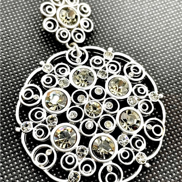 Lia Sophia Rhinestone Matte Silver Tone Necklace, Flower Pendant EUC - Picture 2 of 8